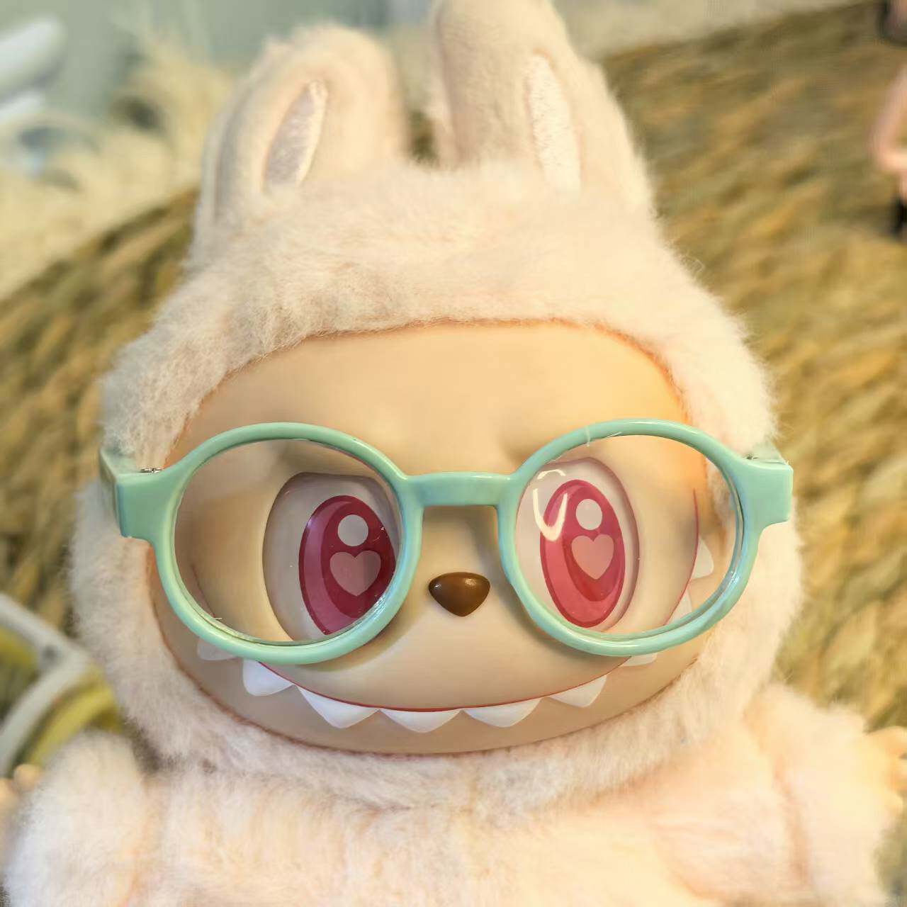 一人で緑のメガネ