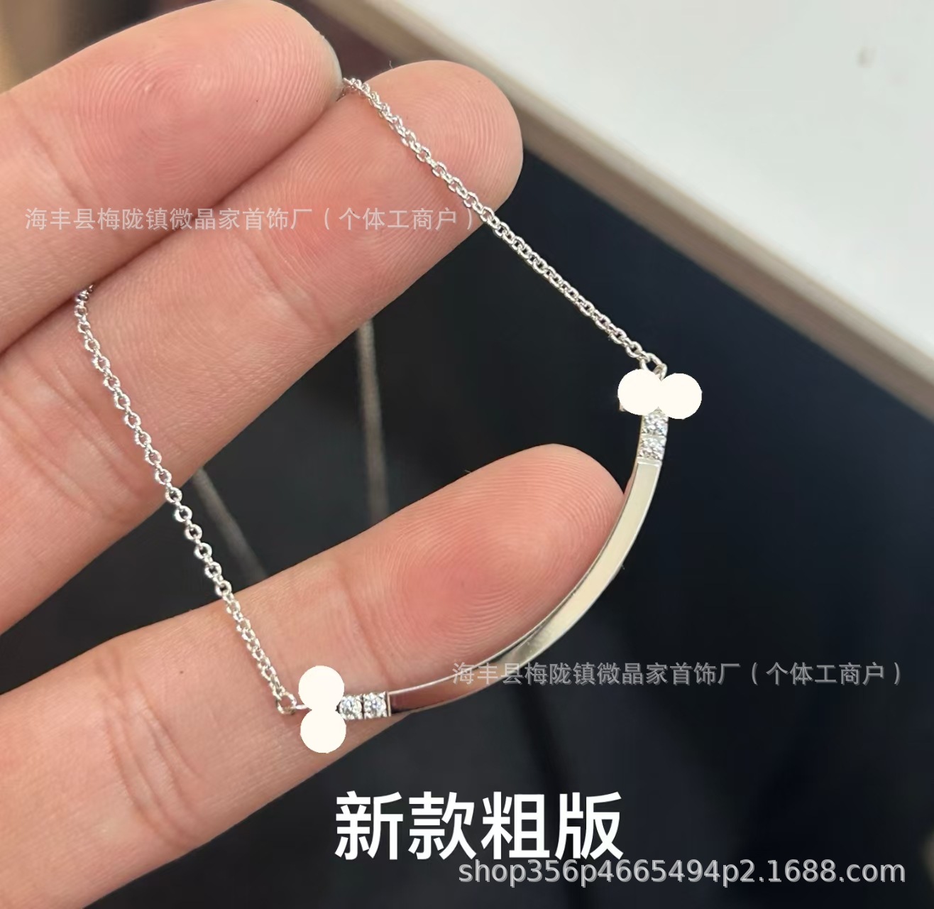両面にダイヤモンドをあしらった新しいプラチナ ミディアム ネックレス