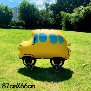 車輪付きの黄色いバス