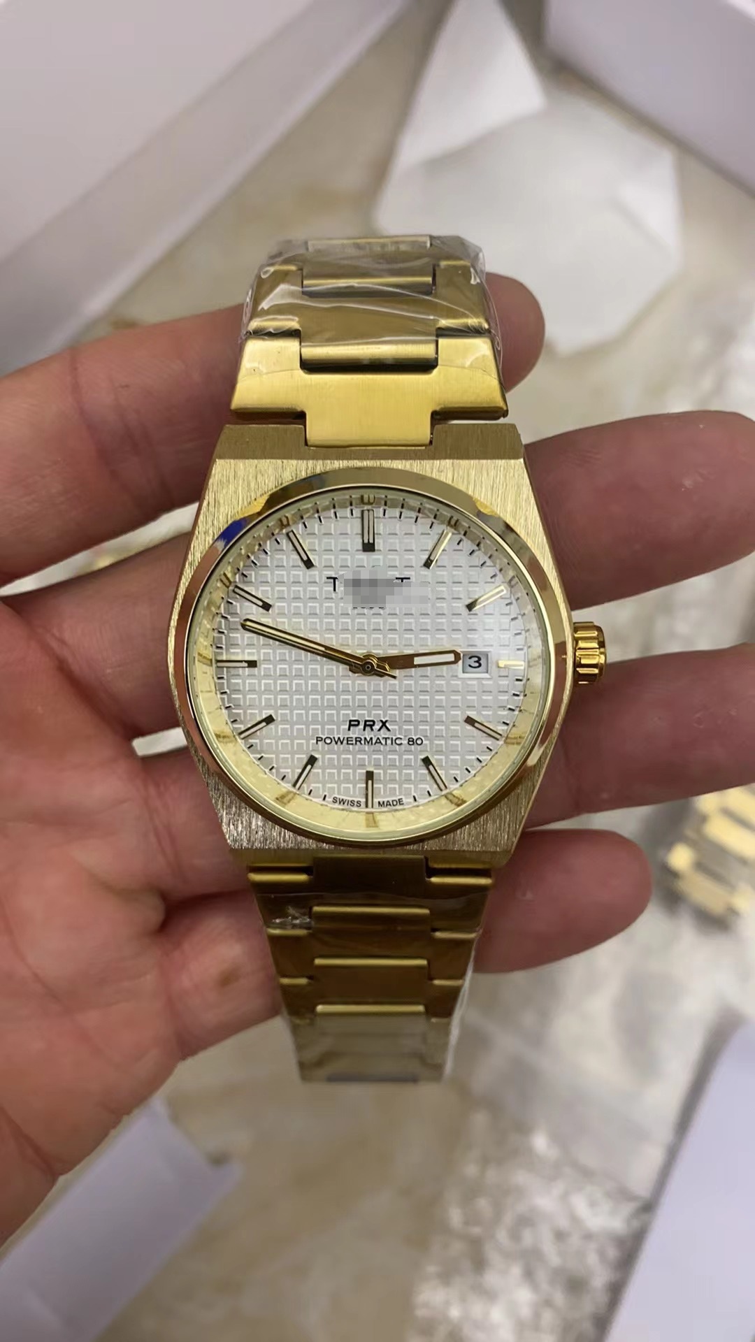通常のメカニカルグリッド表面は金色と白色です
