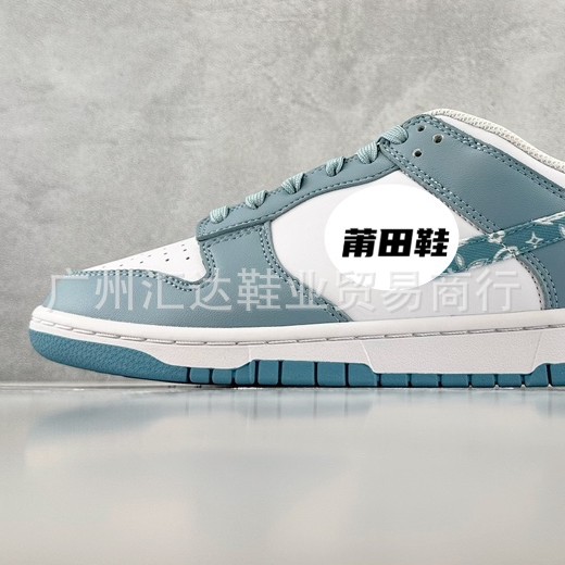 青と白のカシューナッツの花