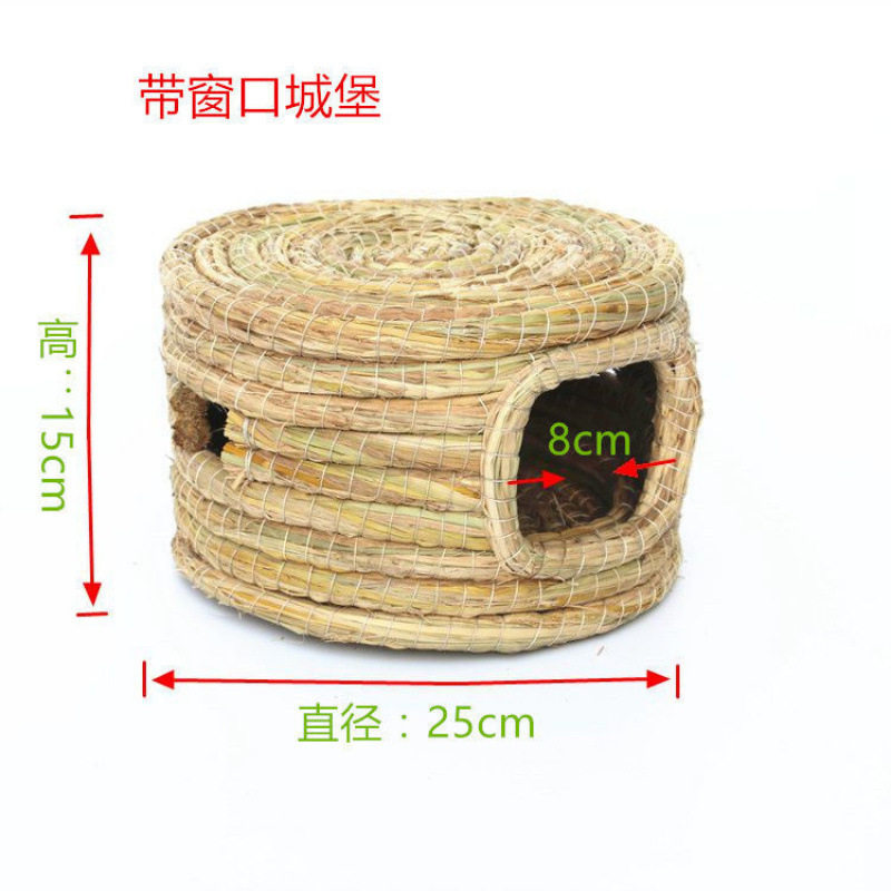 窓のある小さな平屋根の茅葺き小屋