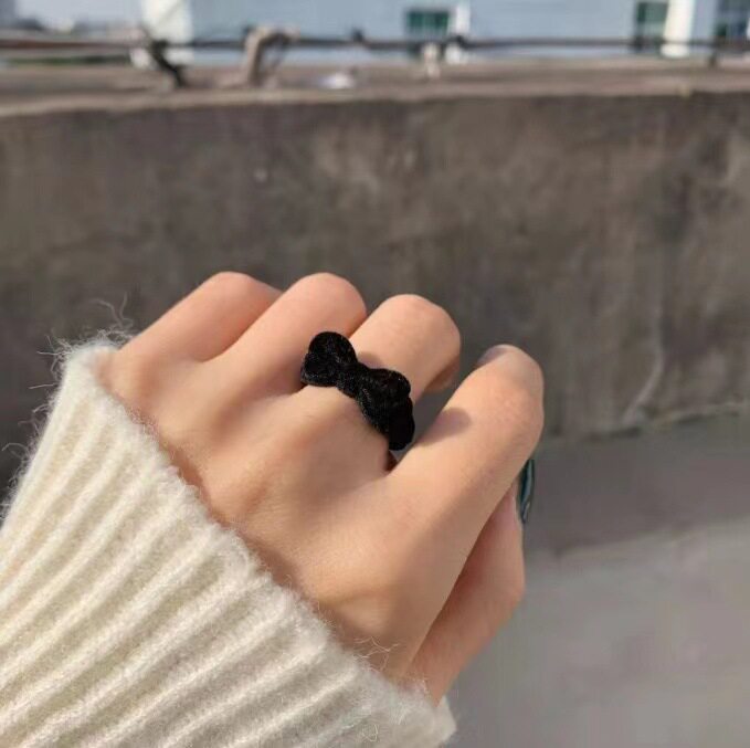 黒い蝶結びの指輪