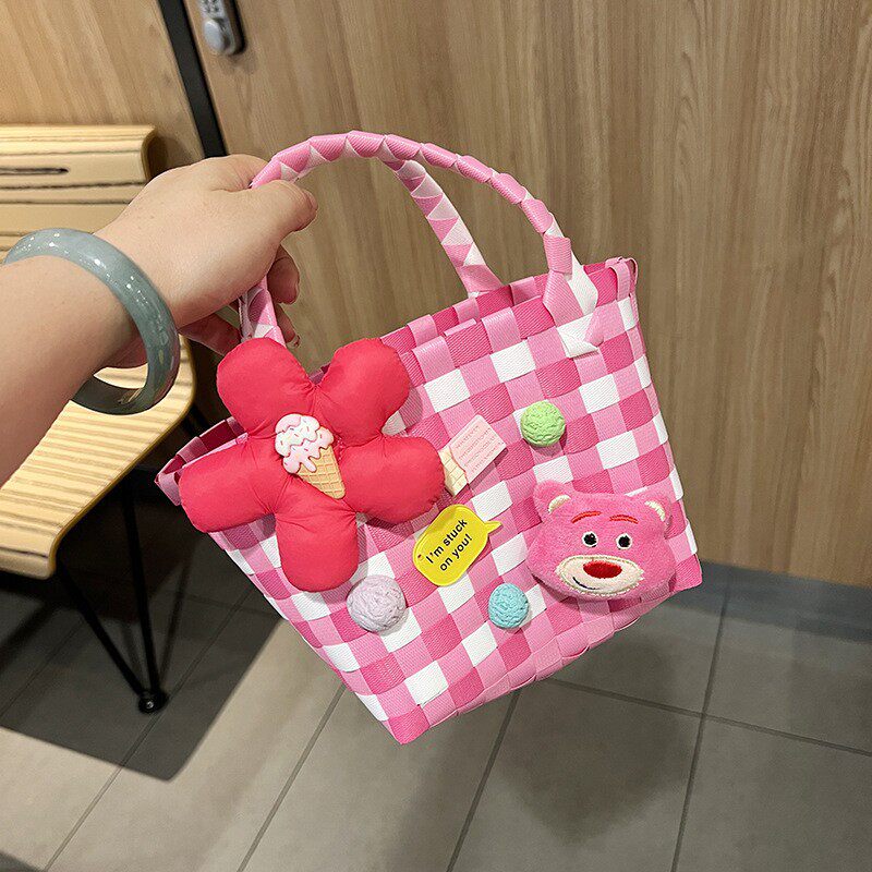 ピンクと白のチェック柄の大きな花のバラの赤いクマ