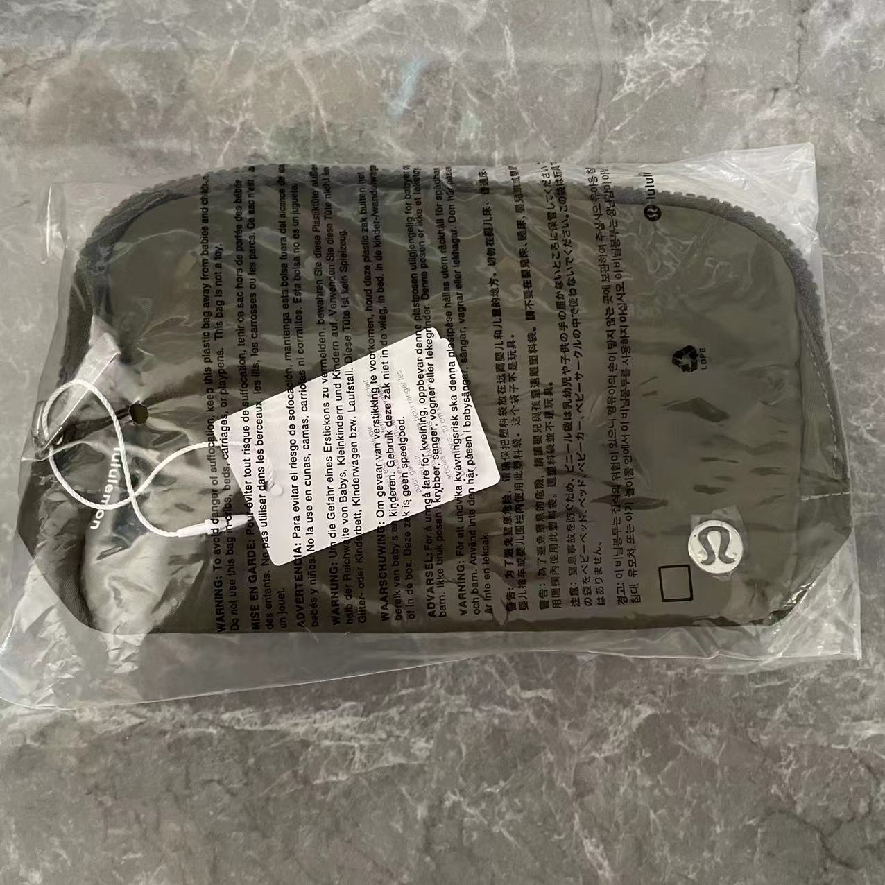 アーミーグリーン