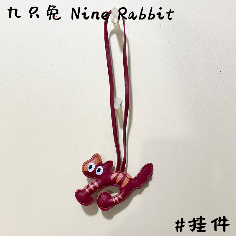 【バーガンディカラー】大きな目のアーチ型の猫