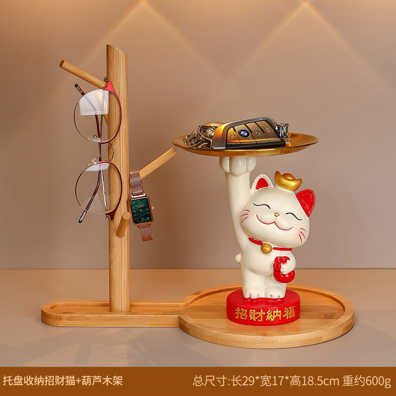 トレイは手を挙げて猫を募集します。