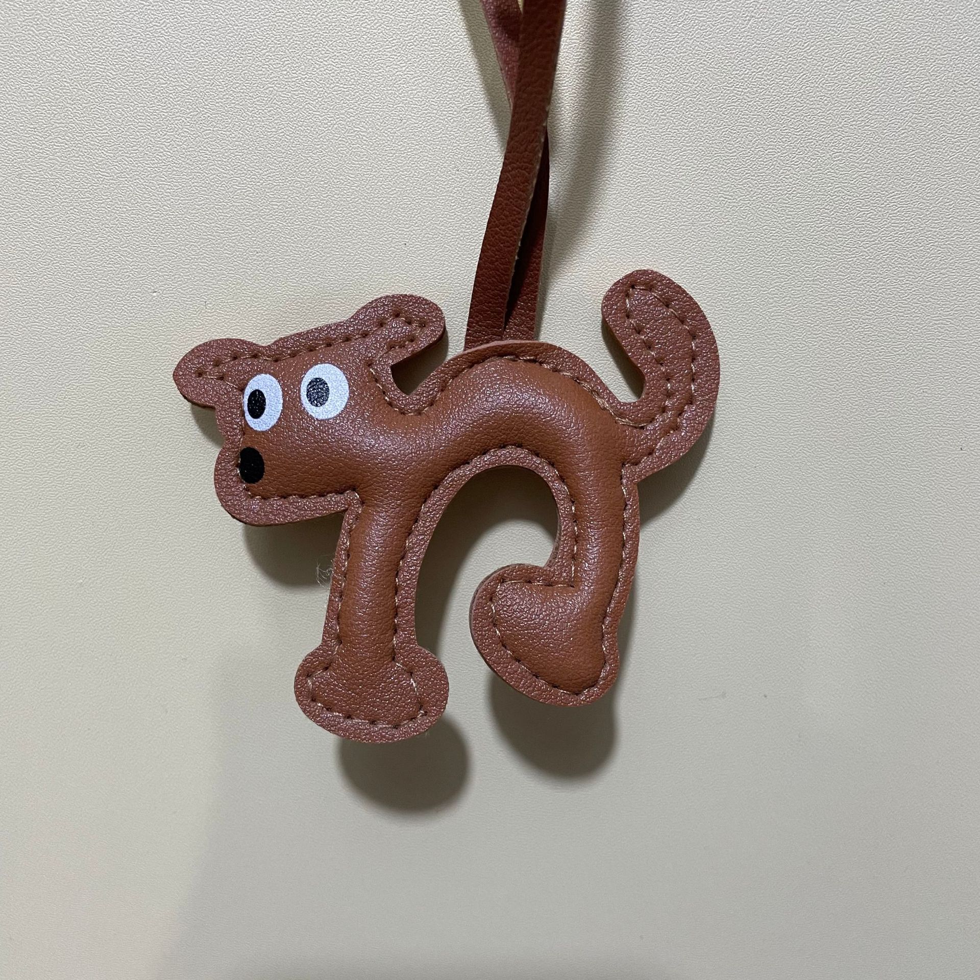 【ブラウン】大きな目のアーチ型の犬