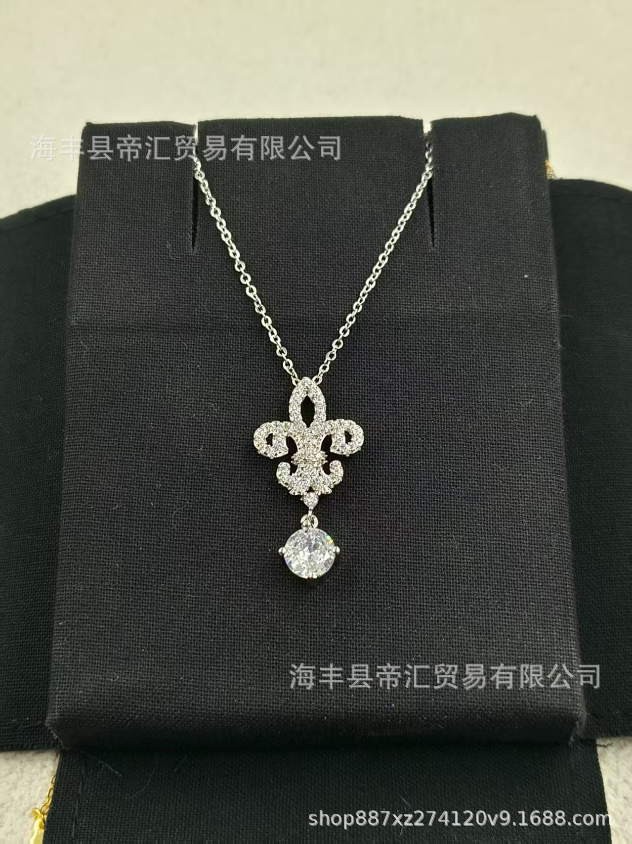 ホワイトゴールド アイリス ネックレス