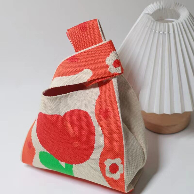 新しい赤いチューリップ