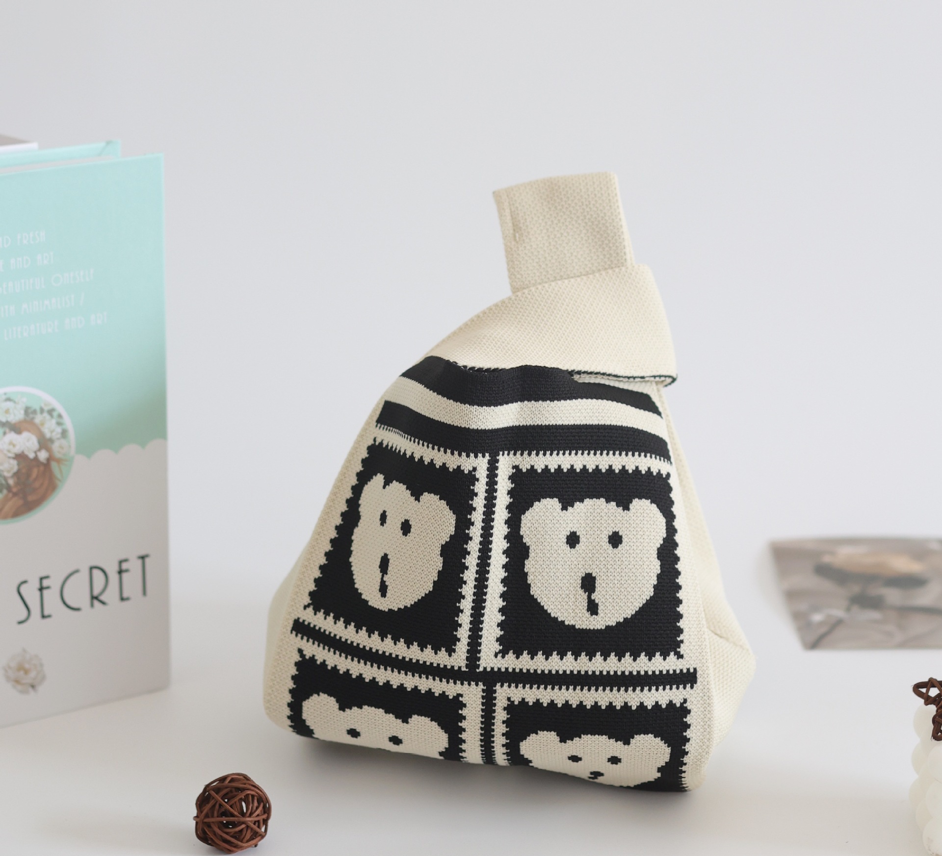 四面のクマ - 黒と白