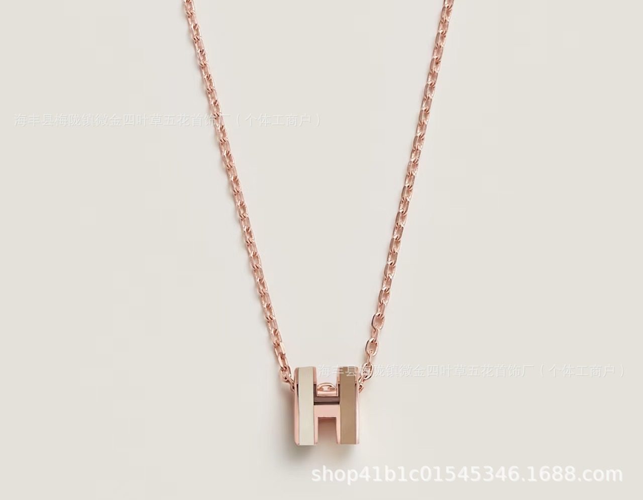 小さな白とミルクティー色のネックレス