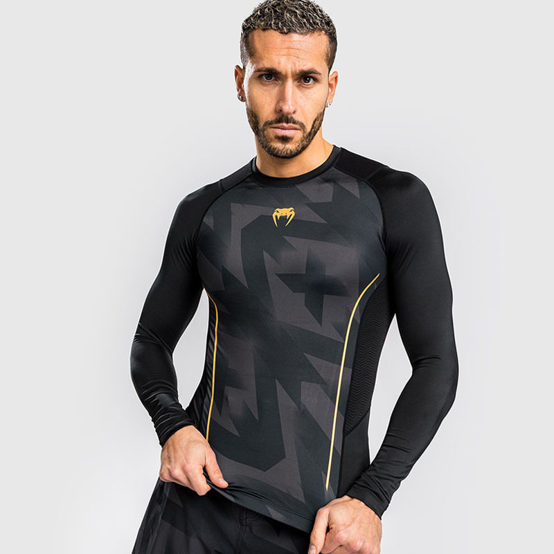 71 タイトな長袖