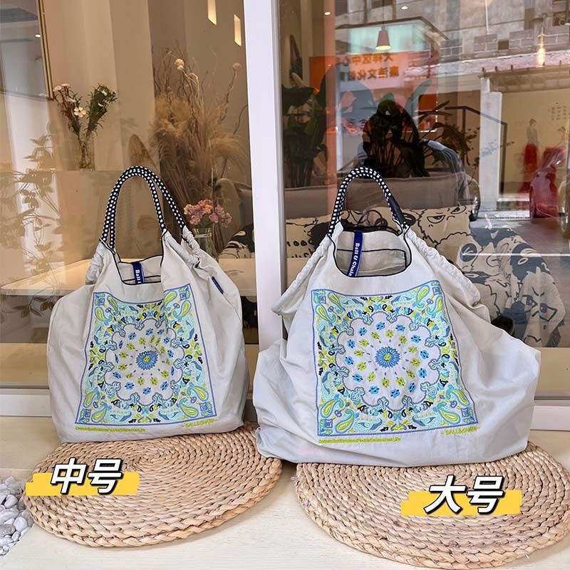 ブルーとグレーのカシューフラワー Mサイズ(ショルダーストラップを除く)