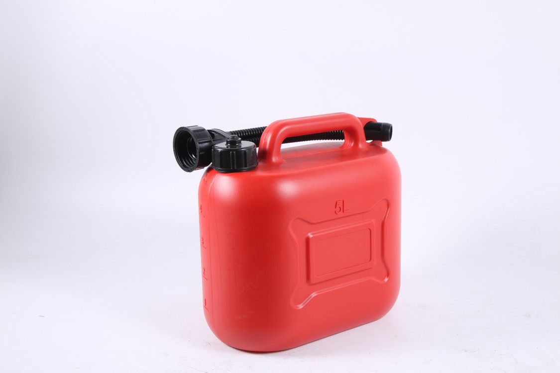 古いプラスチック製ドラム缶5リットル (外付け油管)