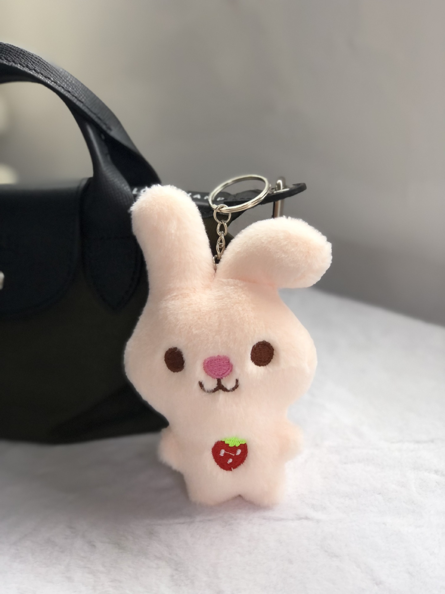 淡いピンク色の折れ耳ウサギ