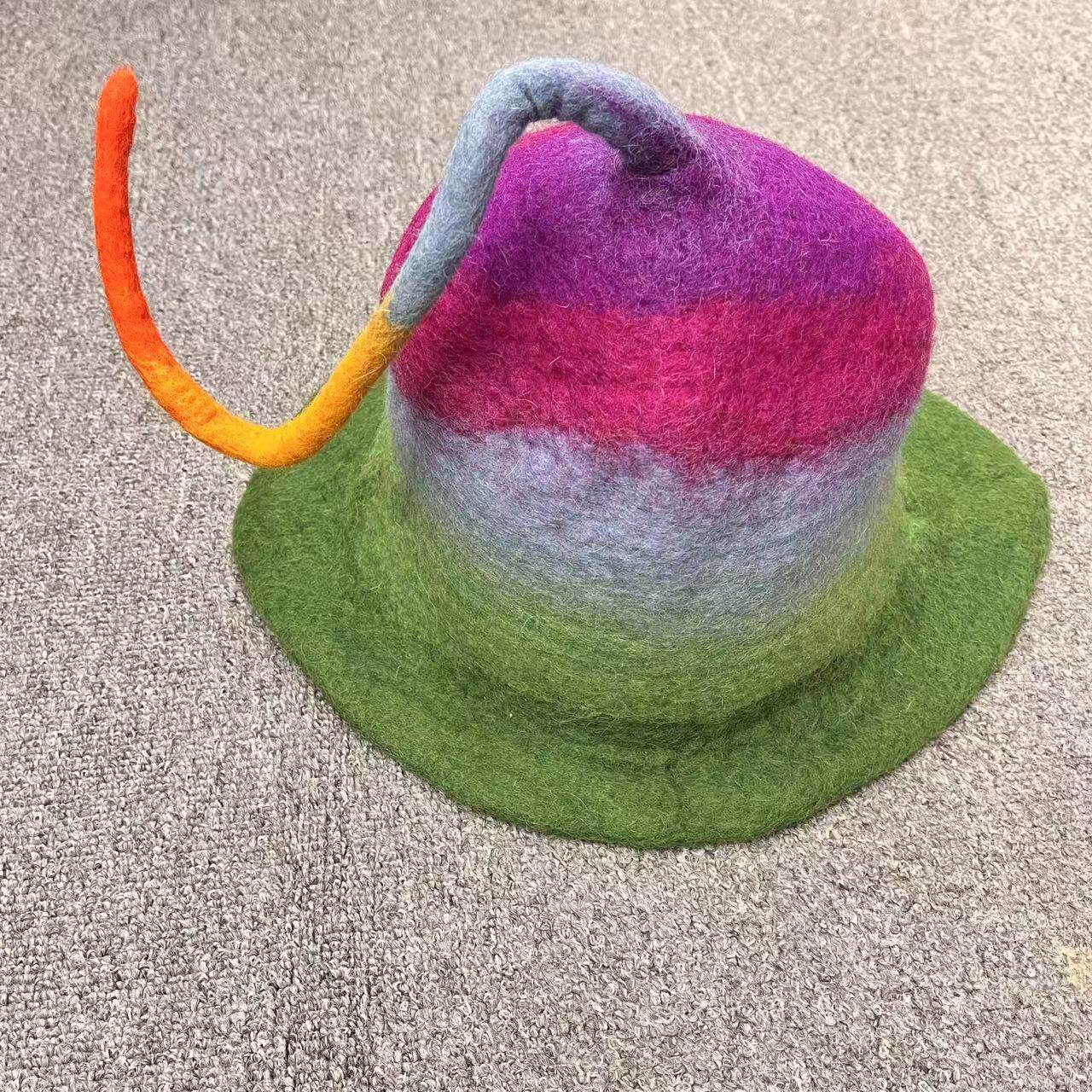 カラフルなグラデーションのエルフの帽子