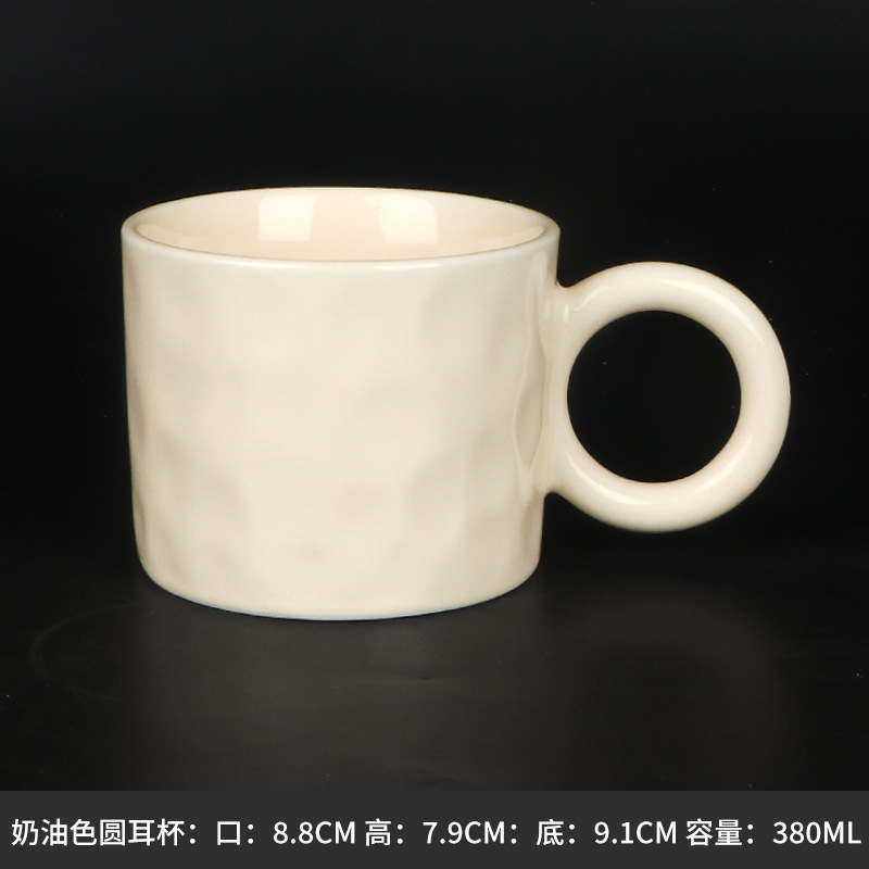 クリーム色の丸いイヤーカップ