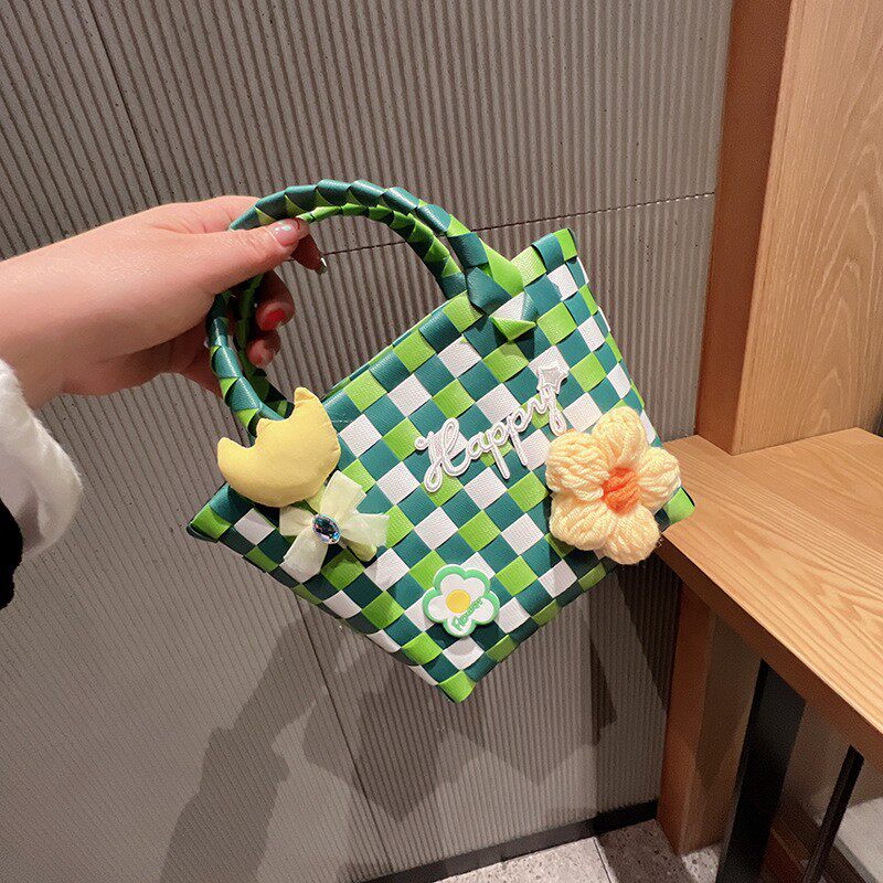 濃淡の緑と白＋チューリップの花