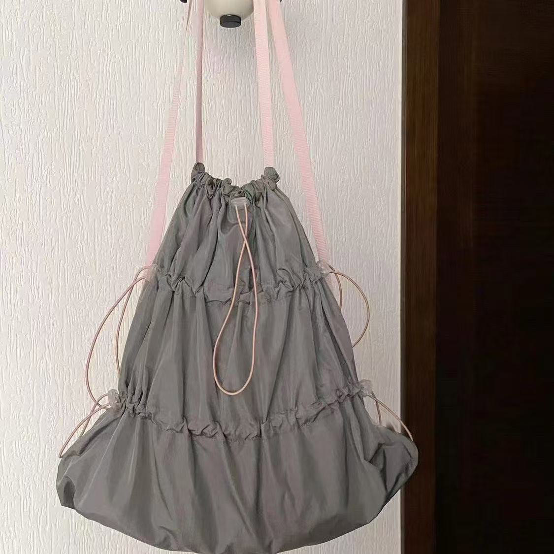 グレー