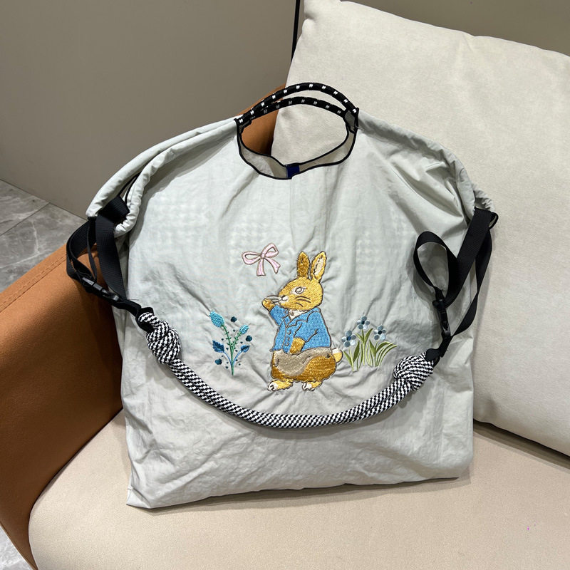 ライトグレー【着飾った黄色いウサギ】