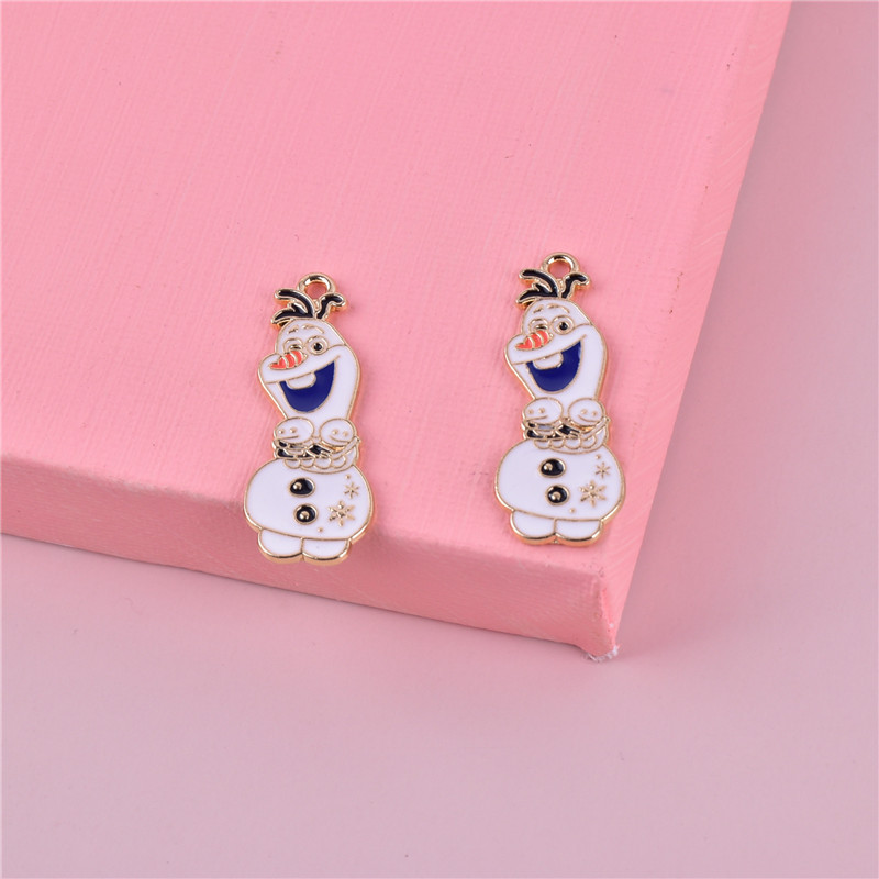 雪だるまと雪の宝物をつかむ