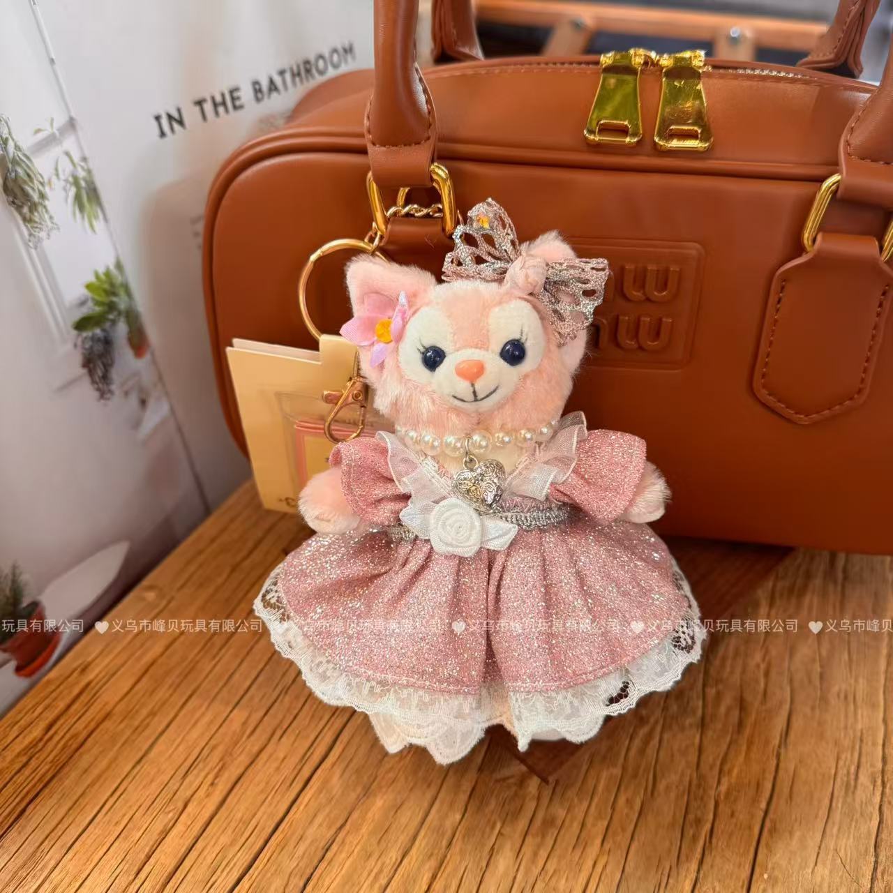 ピンクと白のコントラストの光沢のあるスカート