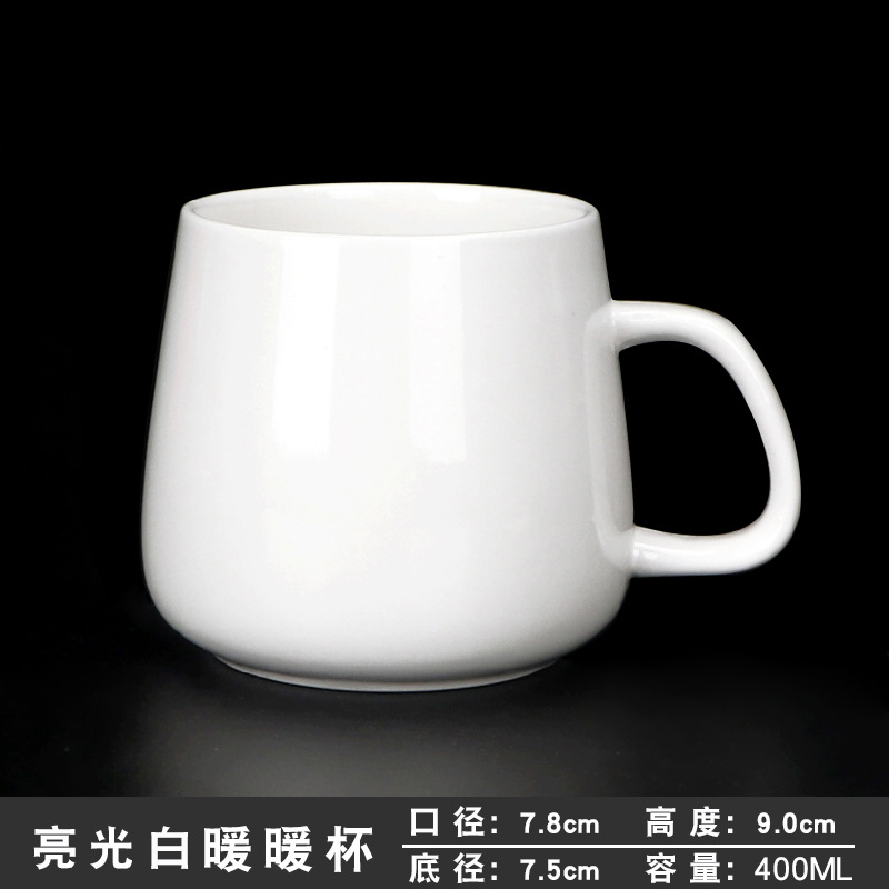 13日の明るい白い暖かいカップ