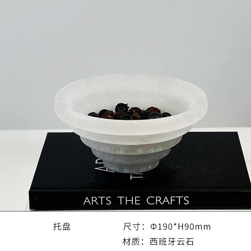 丸い台形の果物皿