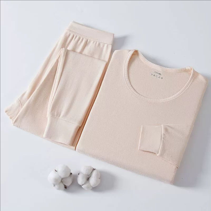 ラウンドネックの肌色の女性モデル