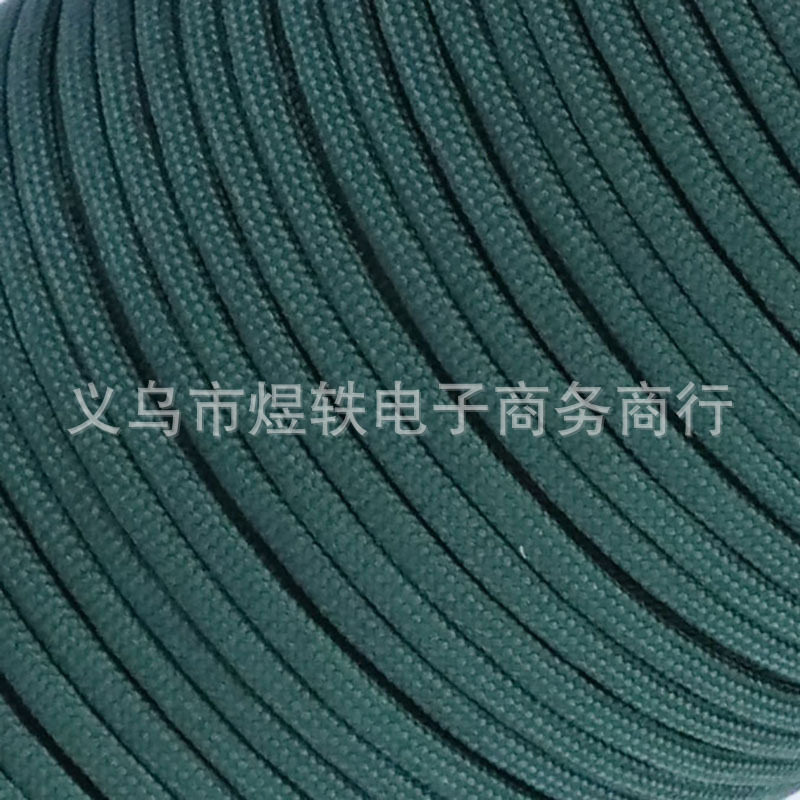 濃い緑色