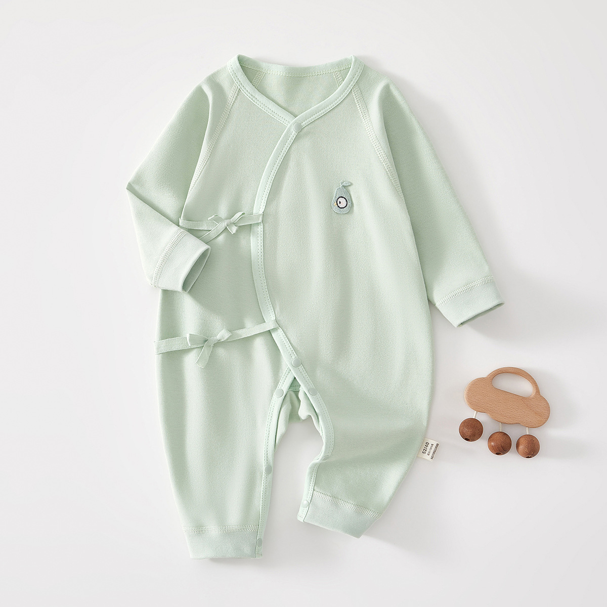 春と秋の蝶々の服のきれいな色の緑の甘い梨