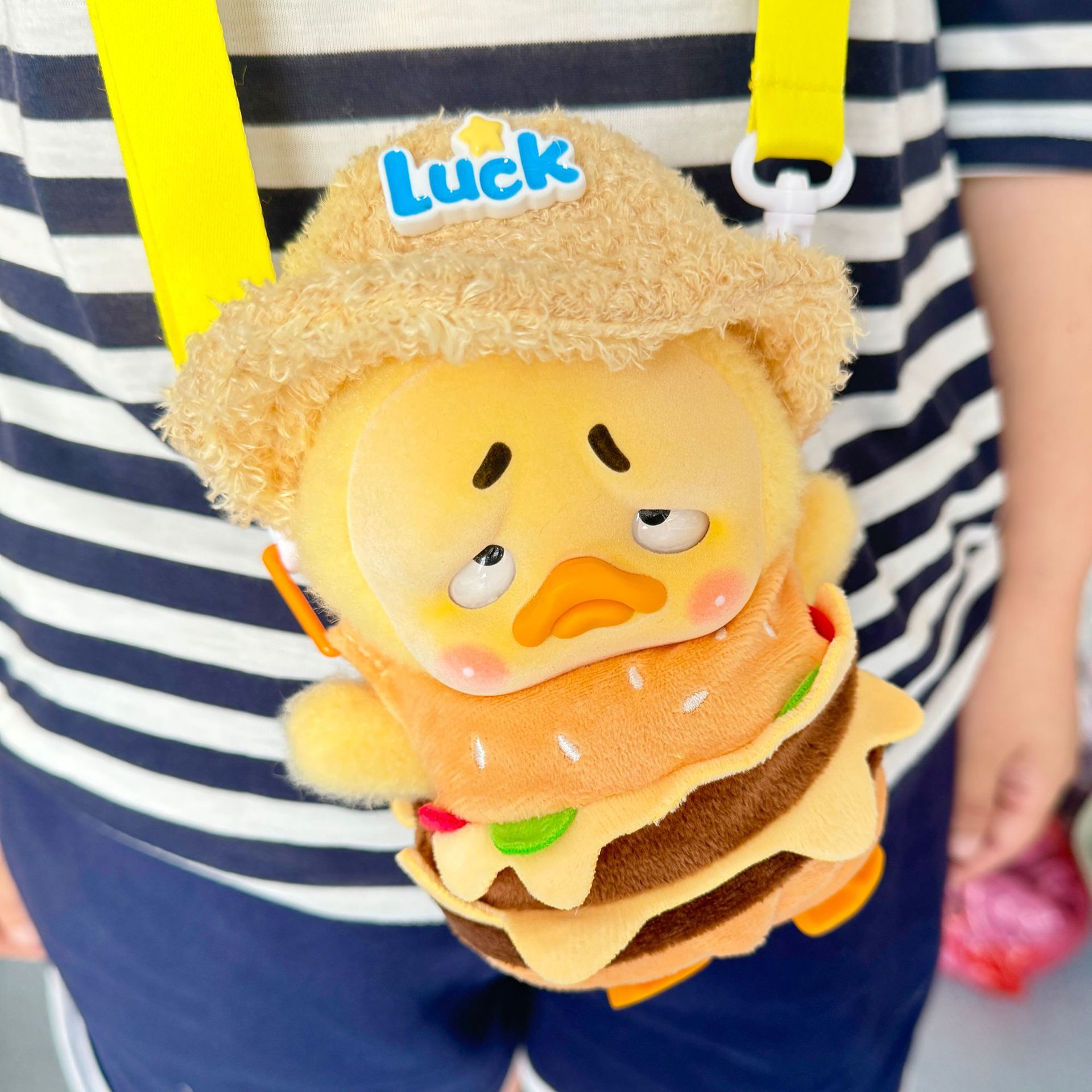 小さいハンバーグのベルトの包みがあります。