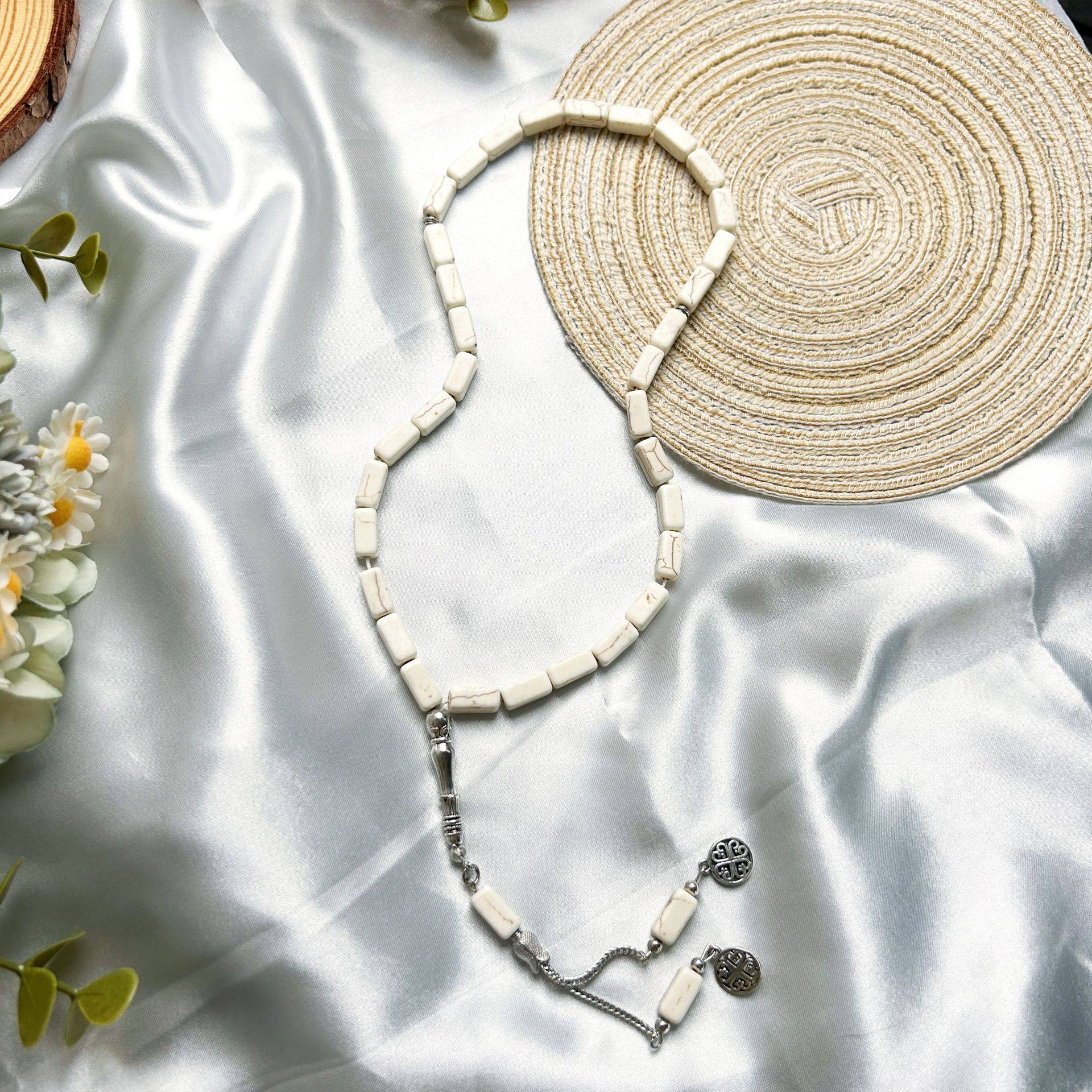 白い四角い松石