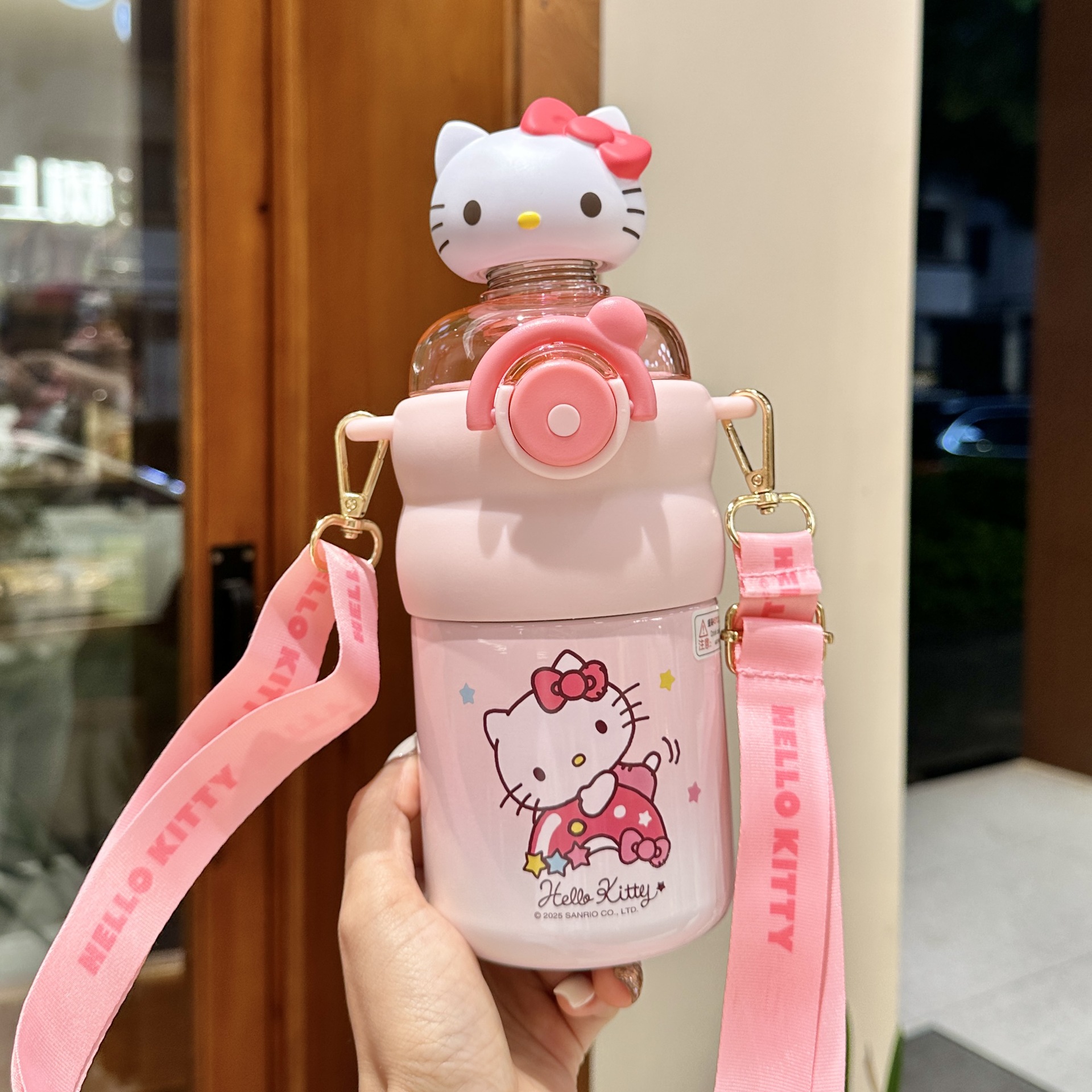 首を振るハローキティ