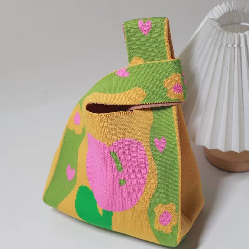 新しい緑のチューリップ