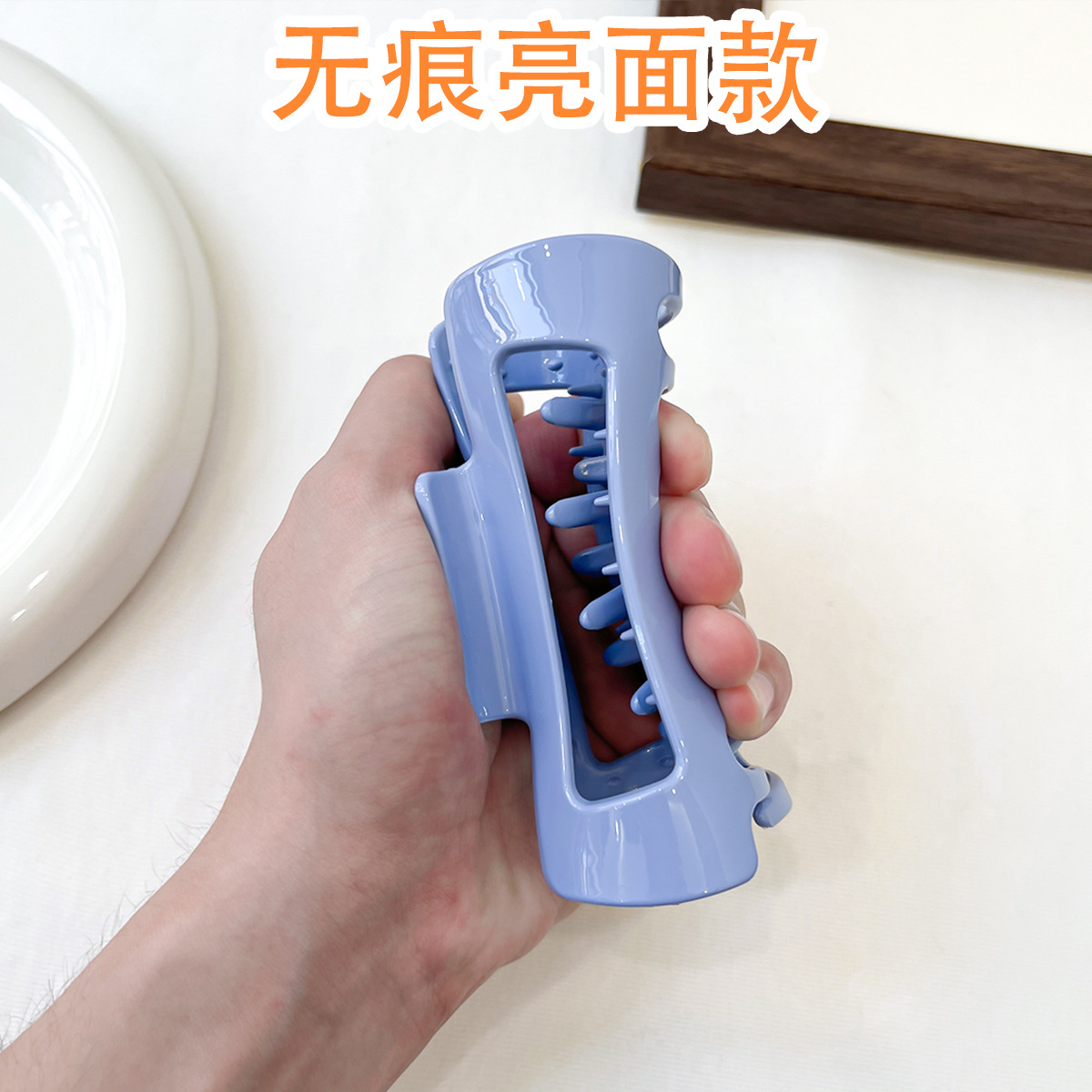 痕跡のない光沢のあるモデル - 青い曲線