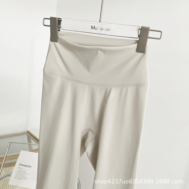 ライトアイボリー