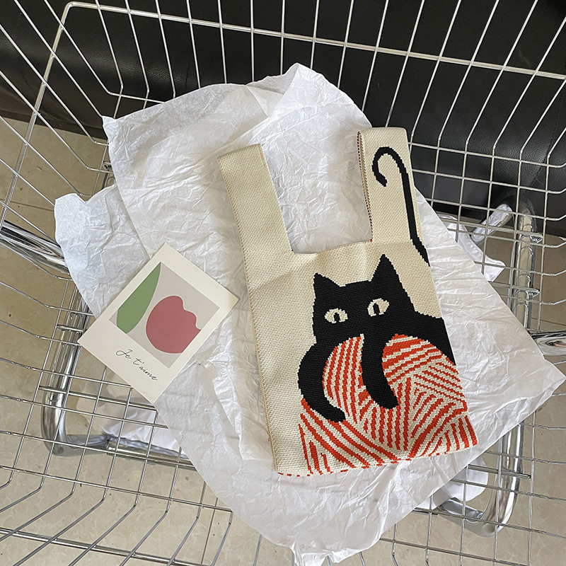 猫がボールを抱く-米