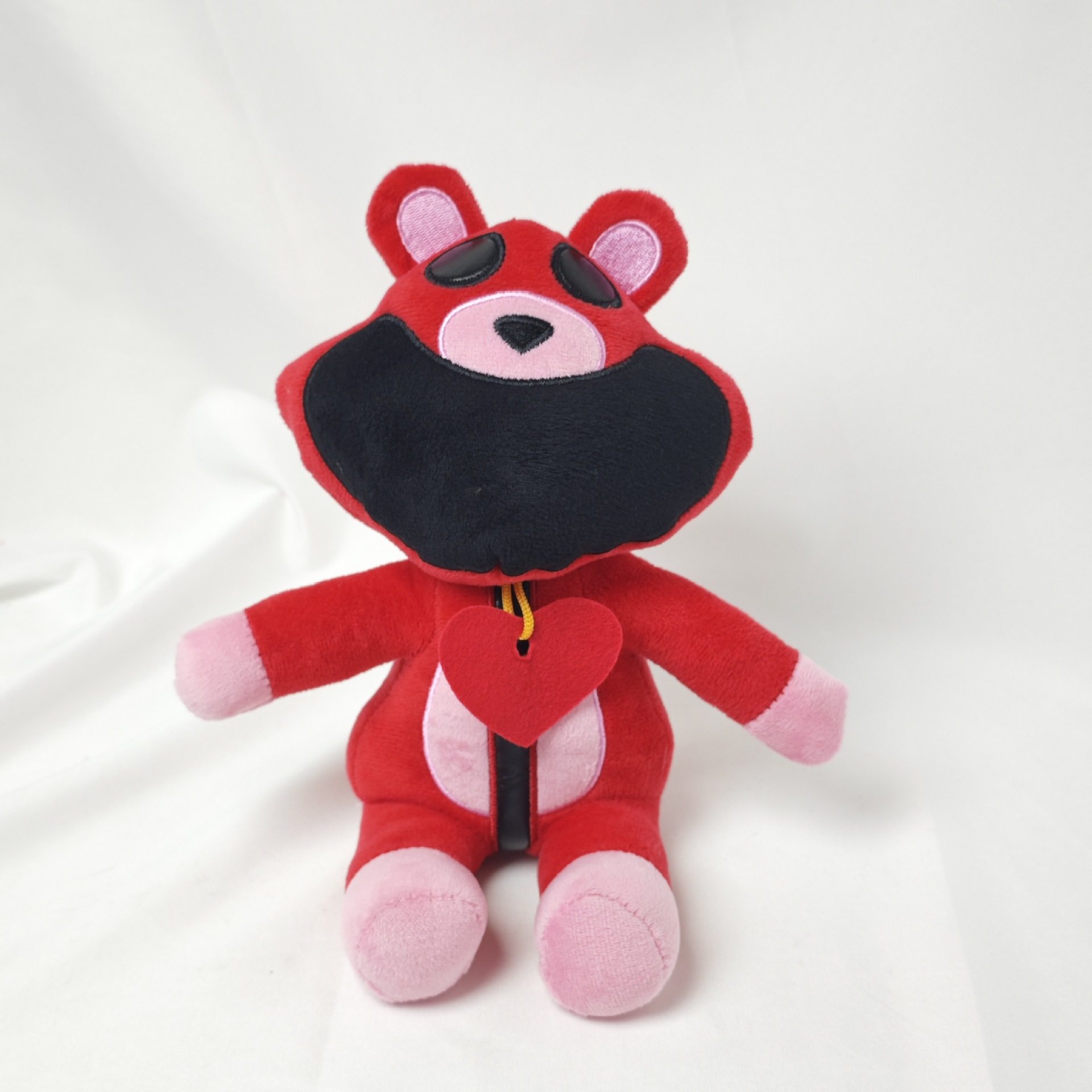 座っている赤い熊