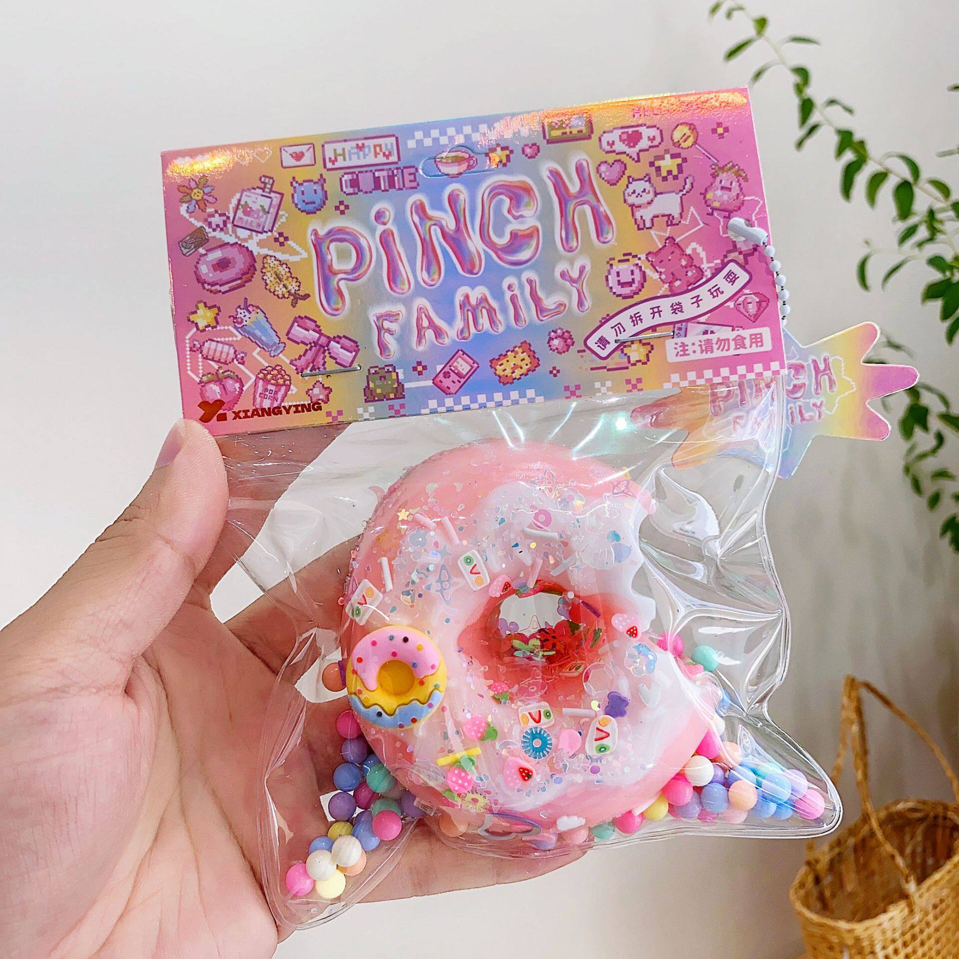 大きなドーナツを一口食べる✺ピンク