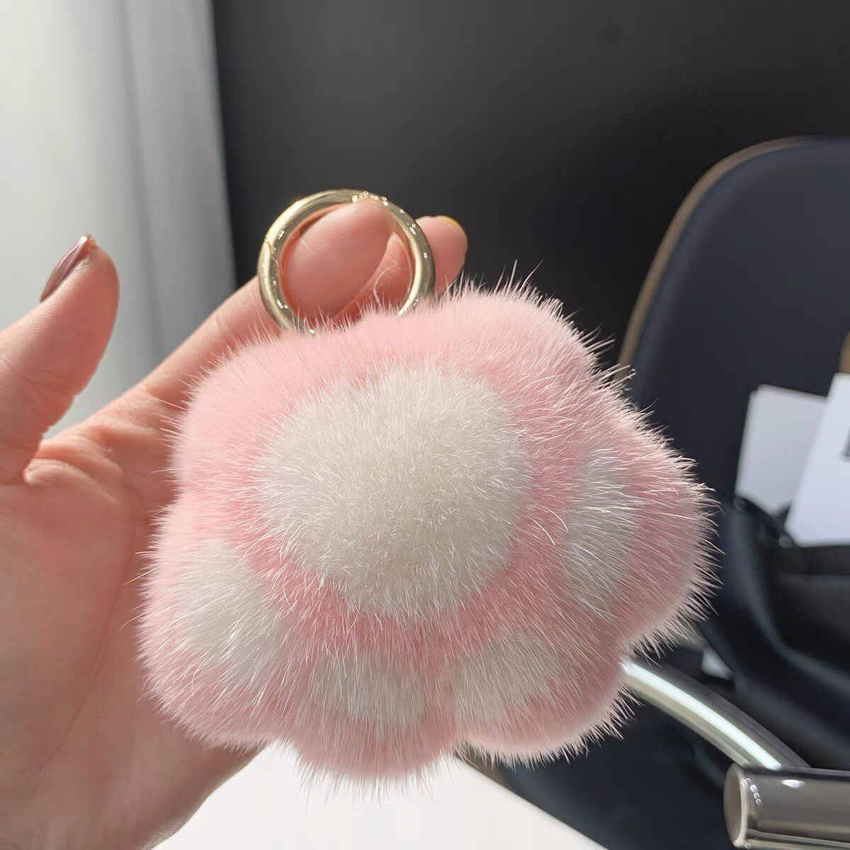 ピンクと白の猫の爪
