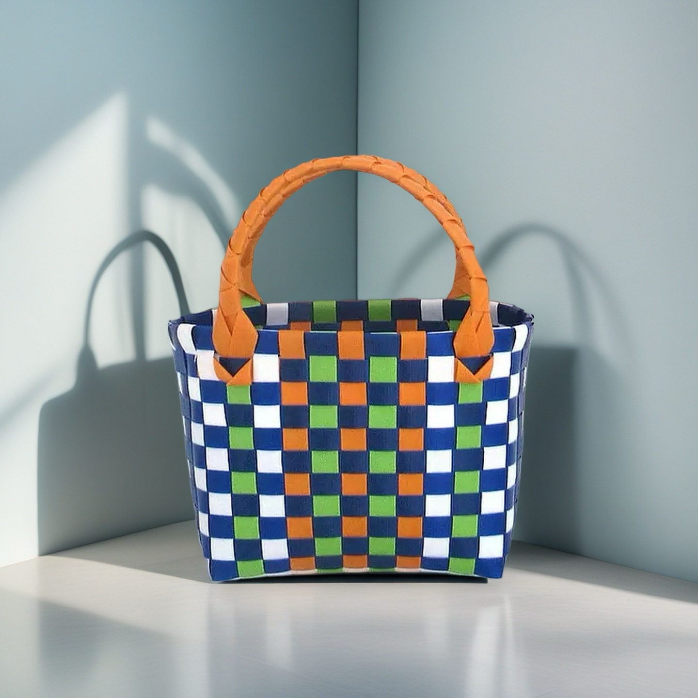 ブルー、オレンジ、グリーン、ホワイトの配色