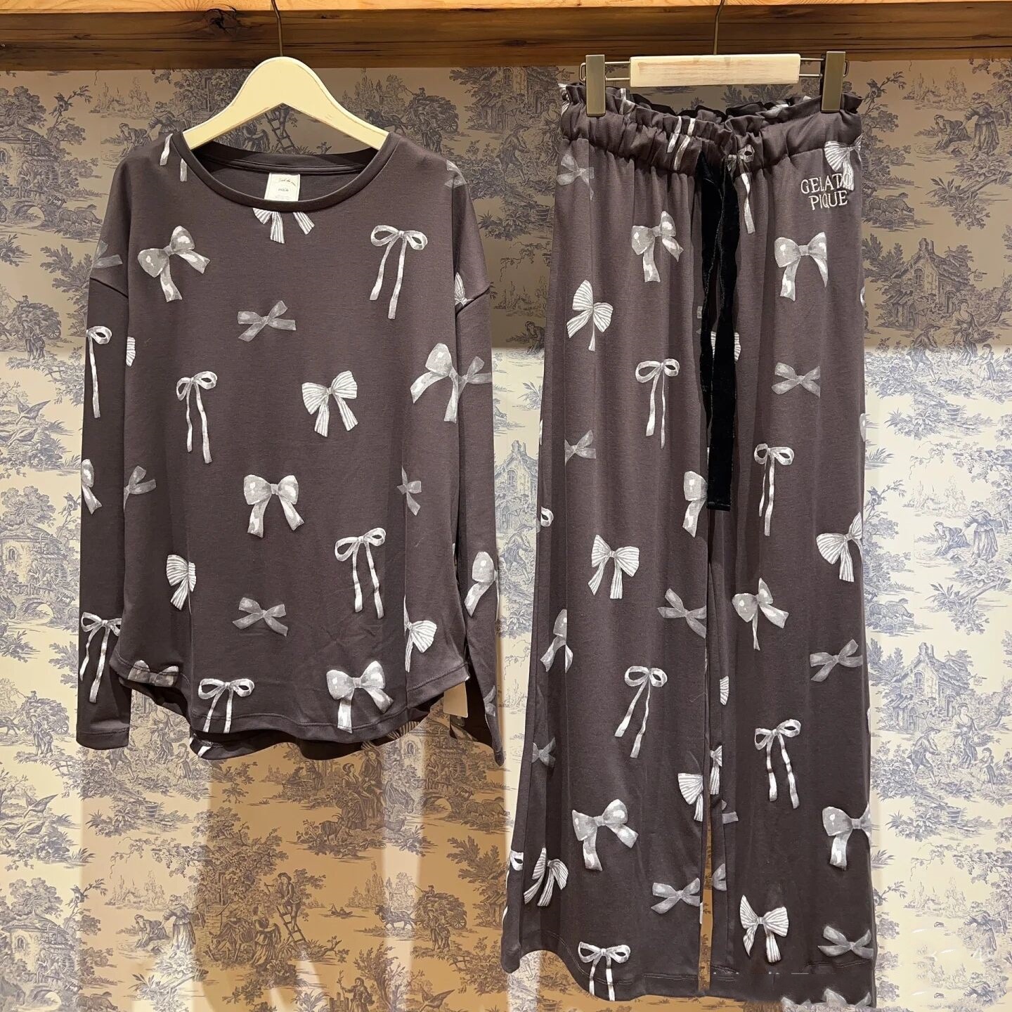 ダークグレー