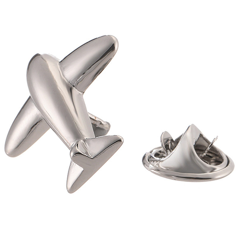 銀色の光沢のある飛行機