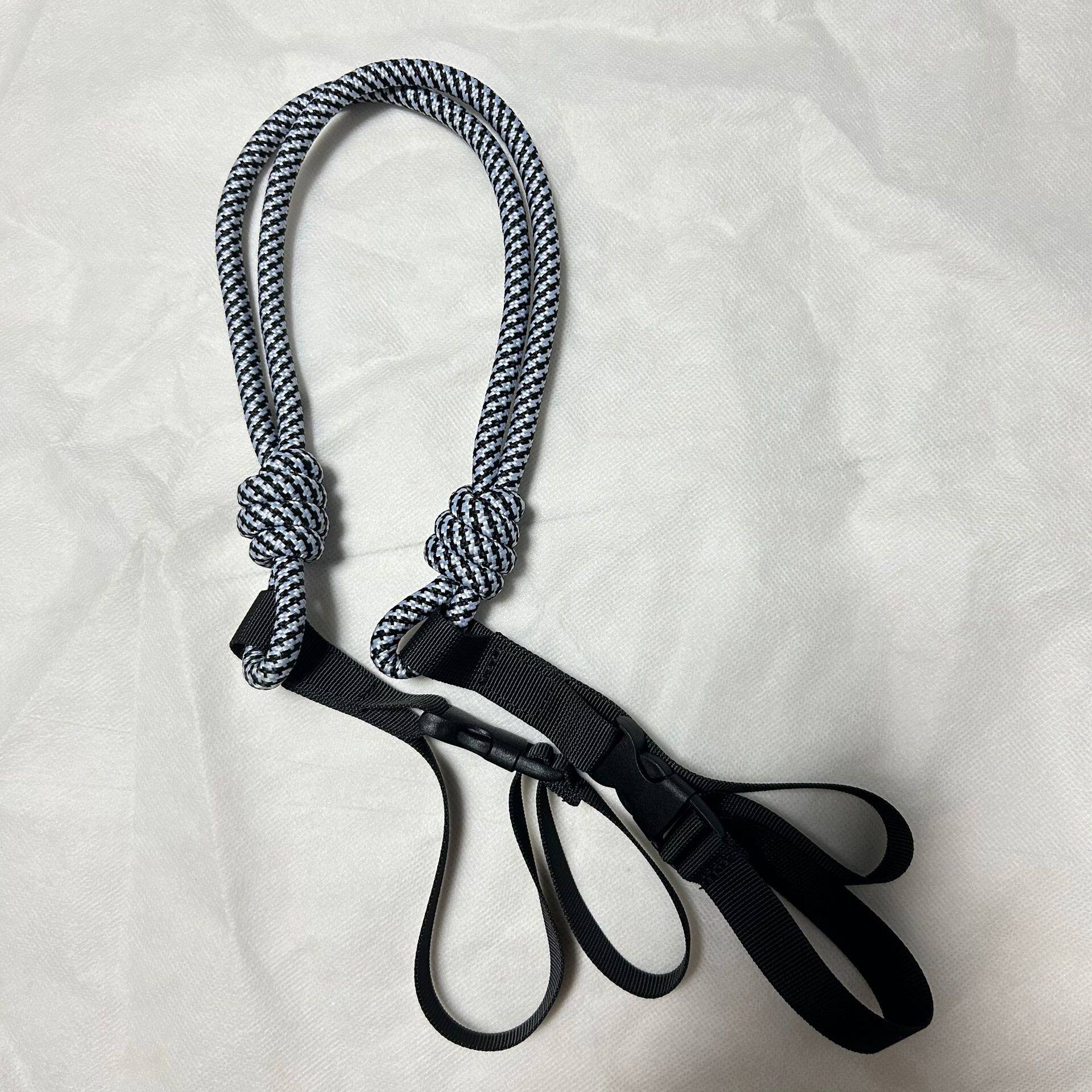 ブラックとグレーのショルダーストラップ