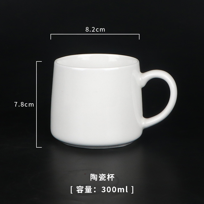 光沢のある白い小さなリンゴのカップ
