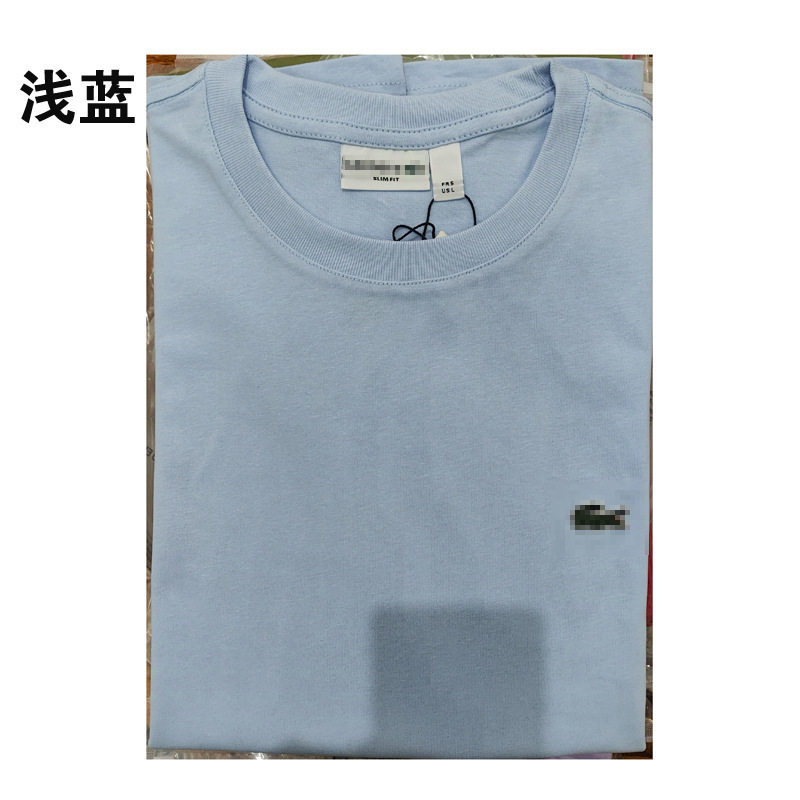 赤い口の水色のTシャツ