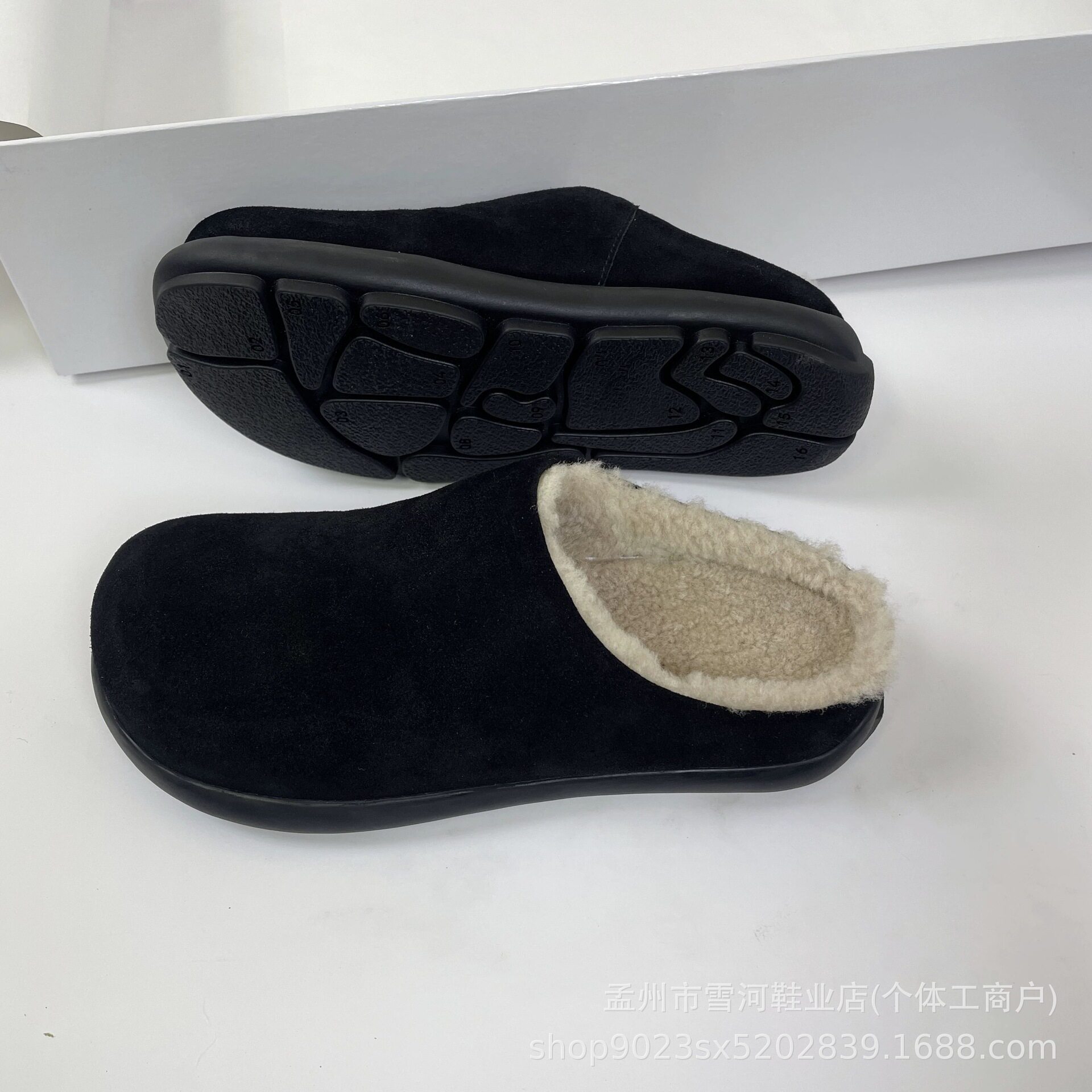 黒い小さなポテトスリッパ