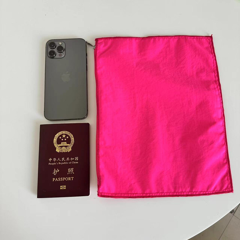 赤いナイロン収納バッグ